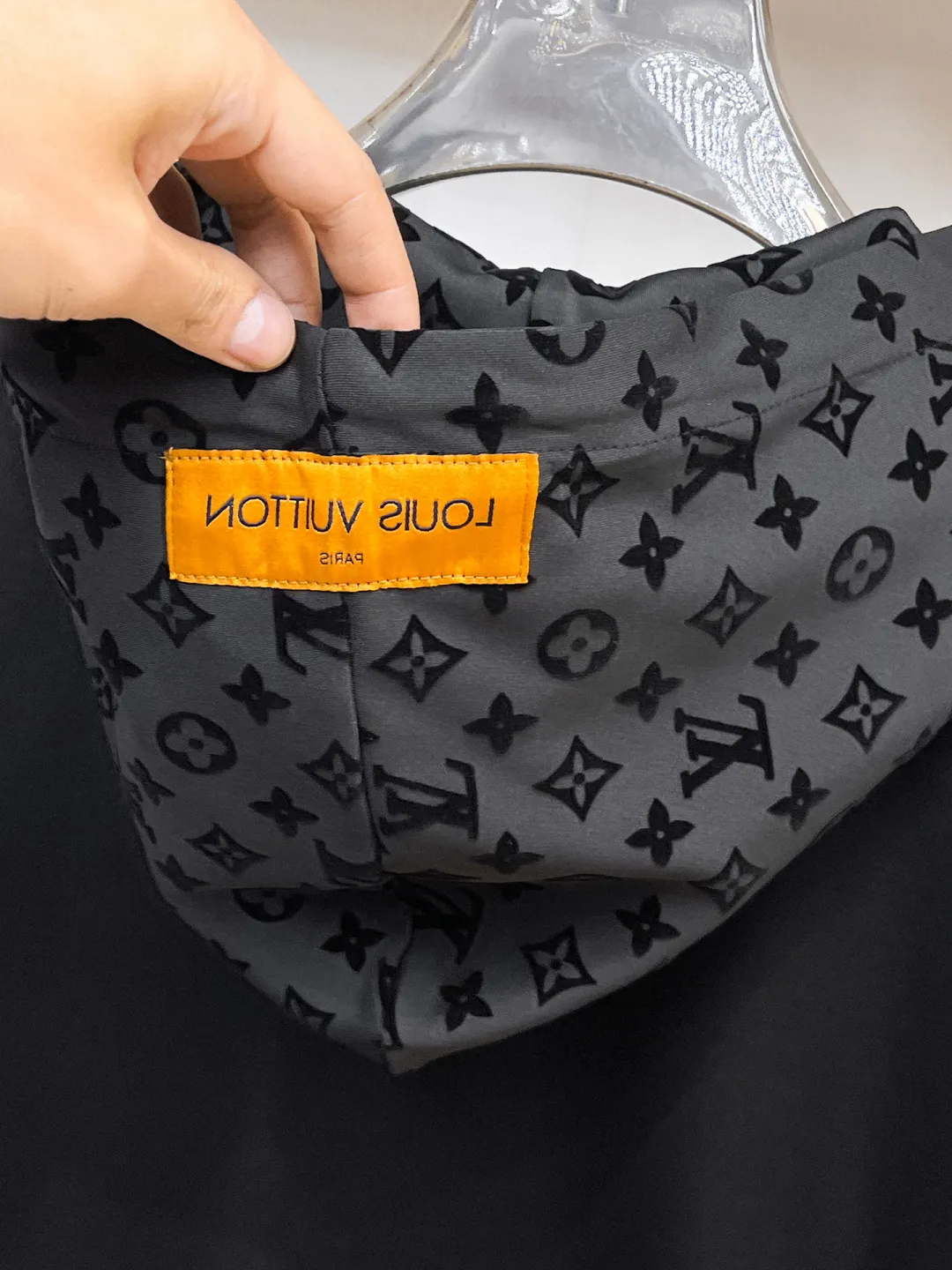 🅿️720 LV 2025 autumn and winter new counter casual suit, breathable, comfortable and casual! Full of high-end feel! The details are exquisite and high-end, and the workmanship is impeccable! The original high-end fabric is very high-end! The fabric is crisp, anti-wrinkle and wear-resistant, warm, neat and stylish. Everyone must buy a set this autumn and winter. They must look cool and handsome when wearing it. We specially recommend the size M-3XLC30